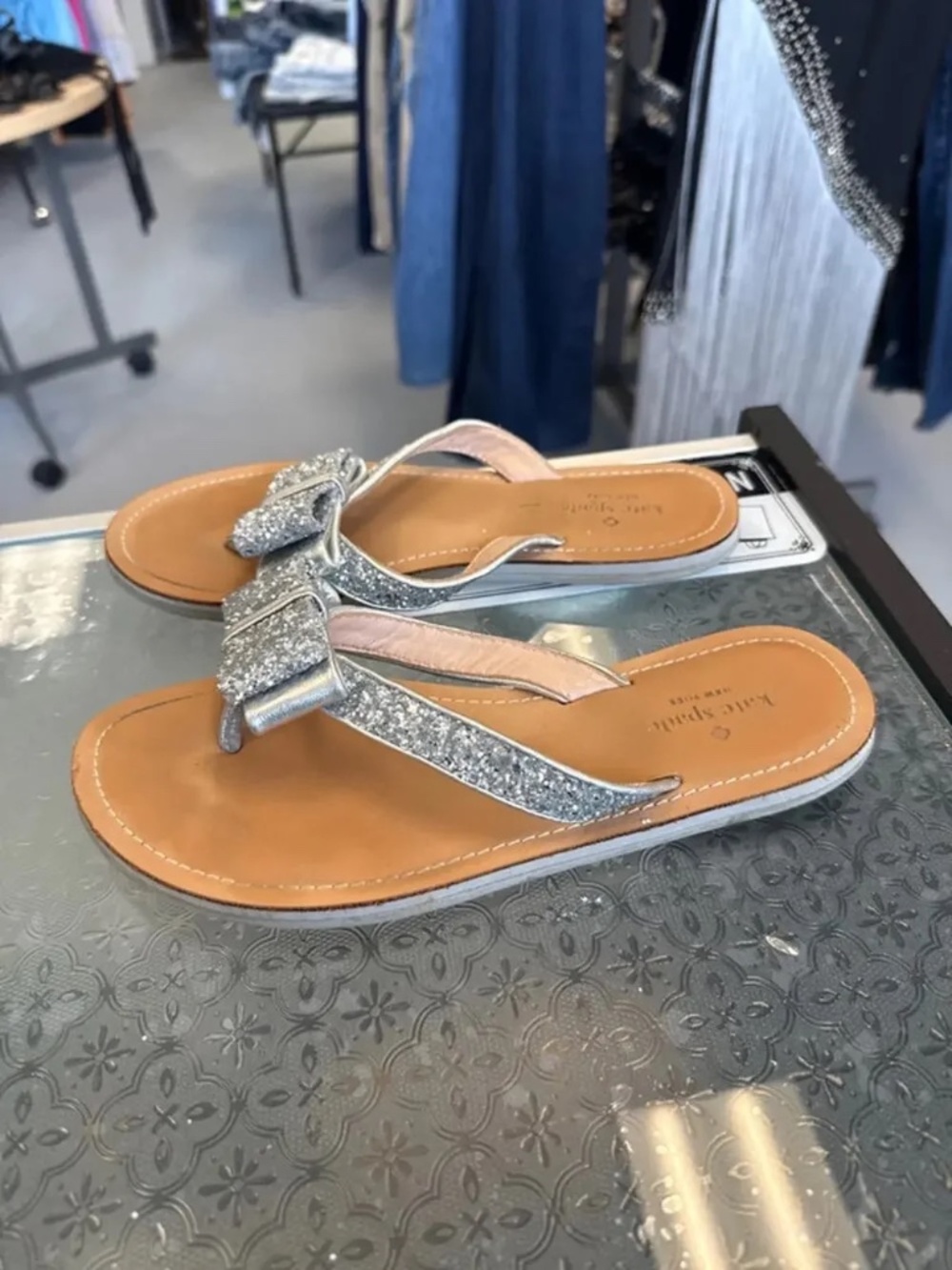 Kate Spade Size 6.5 Women's Silver Bow Flip Flops Sandal Shoes lot6412